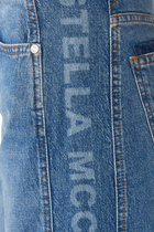 بنطال جينز بقصة ساق واسعة وشعار الماركة